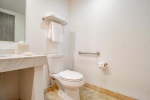 Bilik mandi di Memora Hotel & Villas Chapala