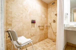 Bilik mandi di Memora Hotel & Villas Chapala