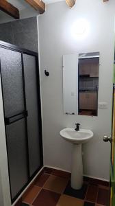 a bathroom with a sink and a mirror at La Bella Alcudia in Quimbaya