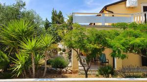 a view of a house from the garden at Tuan Vir Apartment in Vir