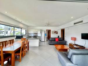 Una cocina y una sala de estar con una mesa y un sofá. en Beachfront complex 3BD 3BA with pool, en Las Terrenas