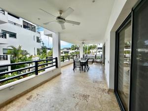 Un plano abierto de una casa con ventilador de techo. en Beachfront complex 3BD 3BA with pool, en Las Terrenas