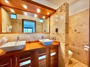 Un baño con dos lavabos y un espejo. en Beachfront complex 3BD 3BA with pool, en Las Terrenas 12 fotos más