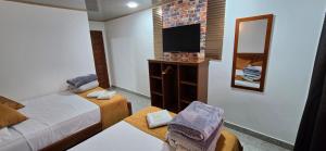 TV a/nebo společenská místnost v ubytování HOTEL EL VALENCIA