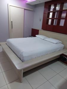 a bed in a room with a wooden bed frame at Velit Prime Motel in Erechim