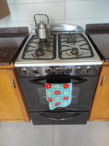 een oven met een kookplaat en een pot erop bij EDIFICIO BARROS in Olavarría
