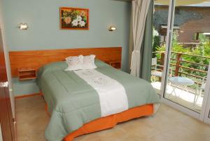 a bedroom with a bed and a balcony at Complejo Aroma's in Mar de las Pampas +139 photos