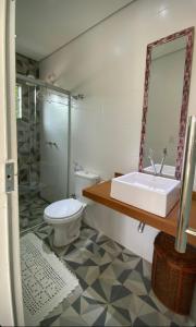 Ένα μπάνιο στο Espaço Villa Pella - Chalé Jasmim +21 φωτογραφίες