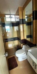 a bathroom with a toilet and a shower and a sink at Apartamento Cautivador SAMARIA CLUB DE PLAYA con Salida Directa Al Mar y Sus Hermosas Playas de Pozos Colorados Santa Marta in Santa Marta