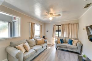 Χώρος καθιστικού στο Quiet Apt Walk to Daytona Beach and Water Park!