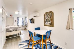 una habitación con una mesa y sillas y una cama en Daytona Beach Studio Walk to Boardwalk and Pier!, en Daytona Beach