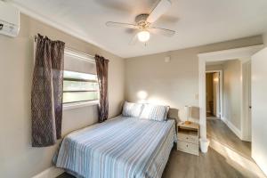 Ένα ή περισσότερα κρεβάτια σε δωμάτιο στο Quiet Apt Walk to Daytona Beach and Water Park!