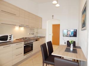 Kuchyň nebo kuchyňský kout v ubytování Apartments Nedjeljka