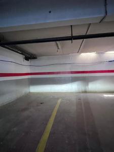 un garage vide avec un mur rouge et blanc dans l'établissement Ghali Appart, à Fès