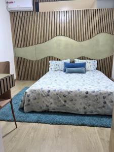 une chambre avec un lit avec des oreillers bleus dessus dans l'établissement Ghali Appart, à Fès