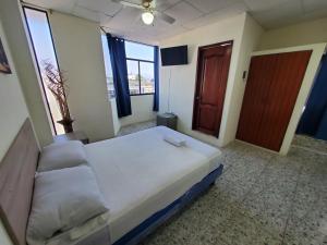 Postel nebo postele na pokoji v ubytování HOSTAL SAN MARINO