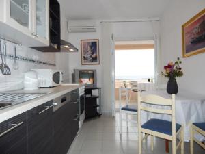 Kuchyň nebo kuchyňský kout v ubytování Apartments Nedjeljka