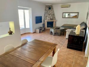 Posezení v ubytování El Rincon de Piedra - Tu Hogar En Vacaciones + 23 fotografií