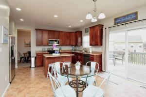 Η κουζίνα ή μικρή κουζίνα στο Modern Retreat near downtown Dayton +35 φωτογραφίες