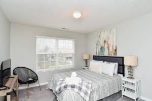 Ένα ή περισσότερα κρεβάτια σε δωμάτιο στο Modern Retreat near downtown Dayton