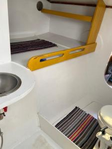 un piccolo bagno con lavandino e WC di Catamaran Amaya - séjour insolite sur le lagon de Moorea a Hauru