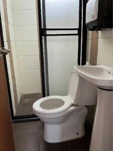 Bilik mandi di Aparta Suite Torre De Prado Penthouse +13 gambar