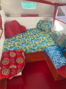 un letto sul retro di una piccola barca di Catamaran Amaya - séjour insolite sur le lagon de Moorea a Hauru