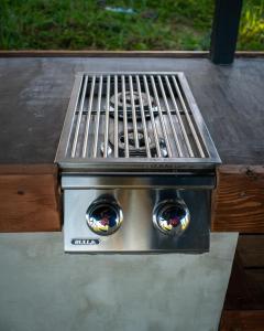 Attrezzature per barbecue disponibili per gli ospiti di questo campeggio di lusso