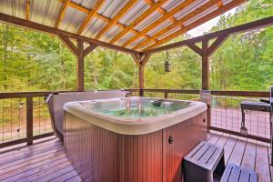 Fotografie z fotogalerie ubytování Pet-Friendly Home with Pool in Broken Bow! v destinaci Broken Bow
