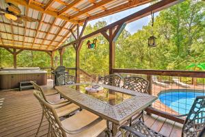 Bazén v ubytování Pet-Friendly Home with Pool in Broken Bow! nebo v jeho okolí