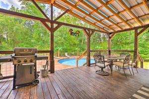 Bazén v ubytování Pet-Friendly Home with Pool in Broken Bow! nebo v jeho okolí
