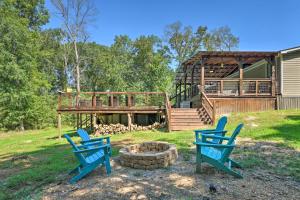 Zahrada ubytování Pet-Friendly Home with Pool in Broken Bow!