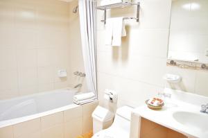 een badkamer met een bad, een toilet en een wastafel bij Siete Ventanas in Cuzco +38 foto's