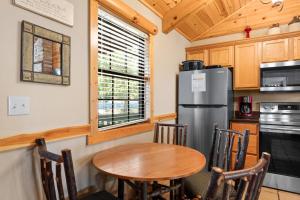 Kuchyň nebo kuchyňský kout v ubytování Ozarks Oasis cabin