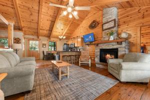 TV a/nebo společenská místnost v ubytování Ozarks Oasis cabin