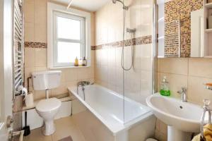 Ένα μπάνιο στο Castle View 2 Bedroom Apartment in Town Centre