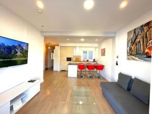 salon z kanapą i czerwonymi krzesłami w obiekcie Flores Paradise Playa w mieście Puerto de Sagunto