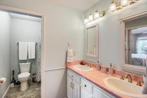 Ένα μπάνιο στο Charming Trenton Home with Mtn Views and Patio! +27 φωτογραφίες