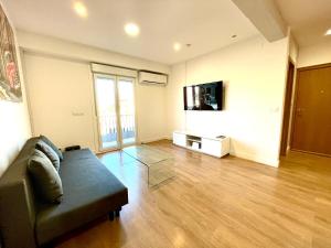 salon z kanapą i telewizorem z płaskim ekranem w obiekcie Flores Paradise Playa w mieście Puerto de Sagunto