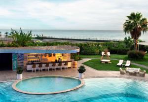 Piscina de la sau aproape de Radisson Blu Hotel Istanbul Ottomare