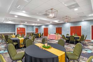 salę konferencyjną ze stołami, krzesłami i blatem w obiekcie Best Western Premier Richmond City Gateway w mieście Richmond +34 zdjęcia