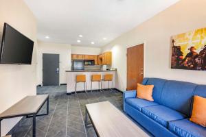 Kuchyň nebo kuchyňský kout v ubytování Best Western Lubbock West Inn & Suites