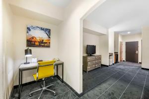 TV a/nebo společenská místnost v ubytování Best Western Lubbock West Inn & Suites