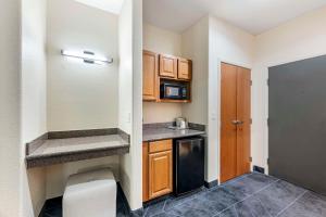 Kuchyň nebo kuchyňský kout v ubytování Best Western Lubbock West Inn & Suites