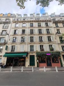 a large building on the corner of a street at Studio moderno al centro di Parigi - République in Paris