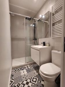 a bathroom with a toilet and a sink and a shower at Studio moderno al centro di Parigi - République in Paris