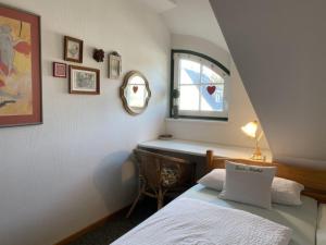 Postel nebo postele na pokoji v ubytování Ferienwohnung Nr 07 OG Spitzboden + 15 fotografií