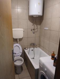 a bathroom with a toilet and a tub and a sink at Stan na dan Zvornik in Zvornik