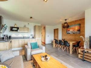 una sala de estar con un sofá y una mesa en Luxueux appart 5 Cristaux, 3 chambres, spa, ski-in/ski-out, parking, wifi - FR-1-352-54, en Arc 1800