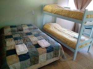 una camera con un letto a castello e una scala di MAPU PATAGONIA a Puerto Madryn